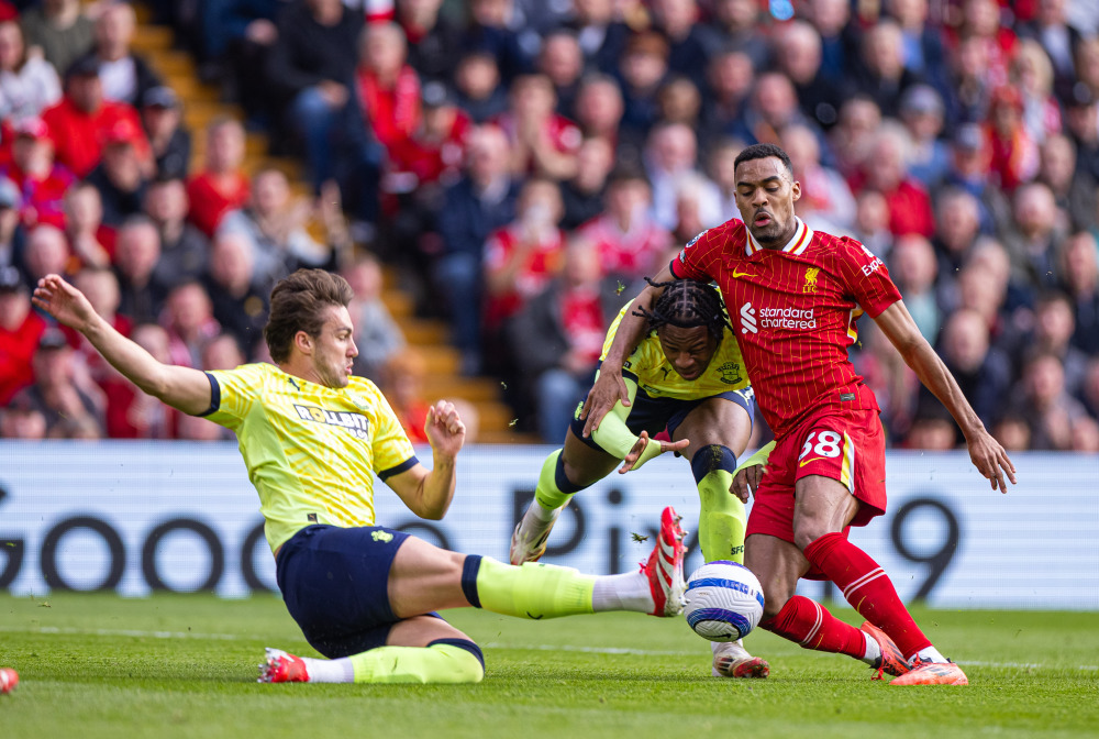我懂用户晒视频：疑似泰山球迷看亚冠试图进入国安看台未果（我懂用户发布视频：疑似泰山球迷观亚冠试图进入国安看台未果）