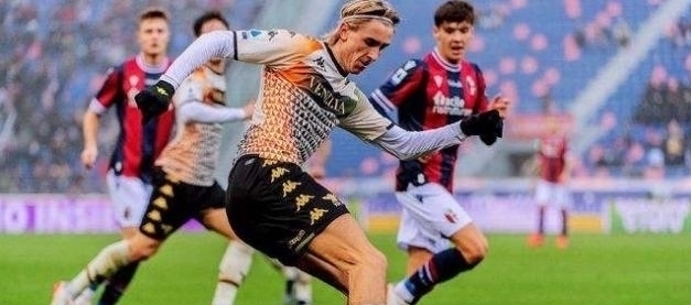 纯粹的热爱，孔德在贝宁和当地的孩子们一起赤脚踢球（热爱至纯：孔德在贝宁与当地孩子光脚踢球）