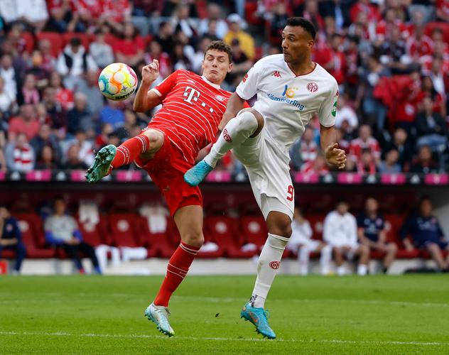 芒特进球后奔向B费，眼神启动诠释默契