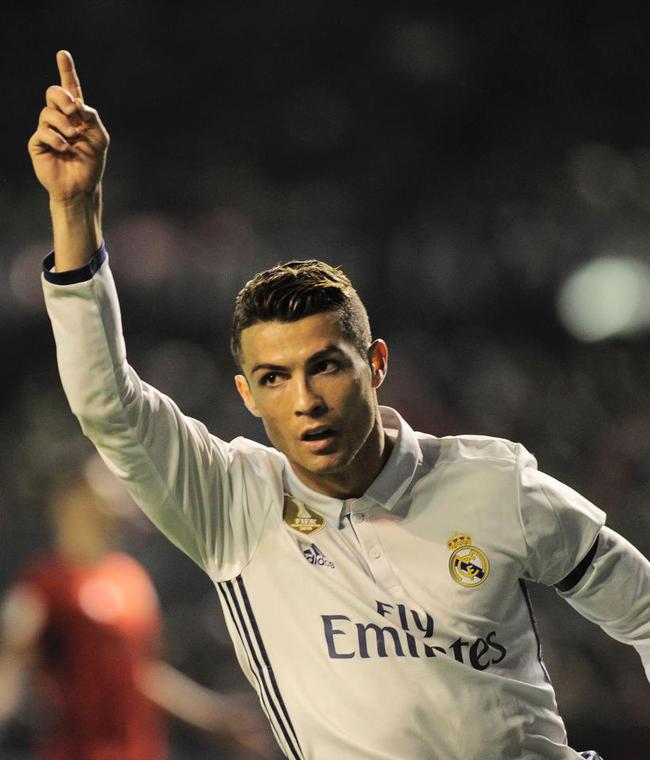 阿隆索在皇家马德里时间已经不多齐达内和阿尔韦罗亚正等着他上场