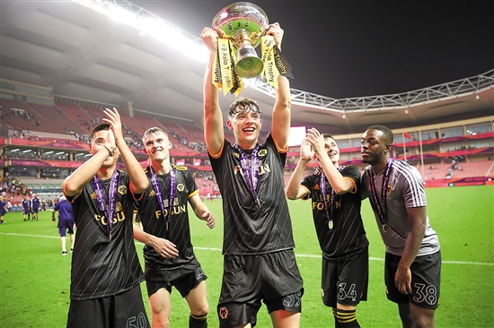 佛罗伦萨连续8场不胜，赛后哲科拿着扩音器与球迷沟通