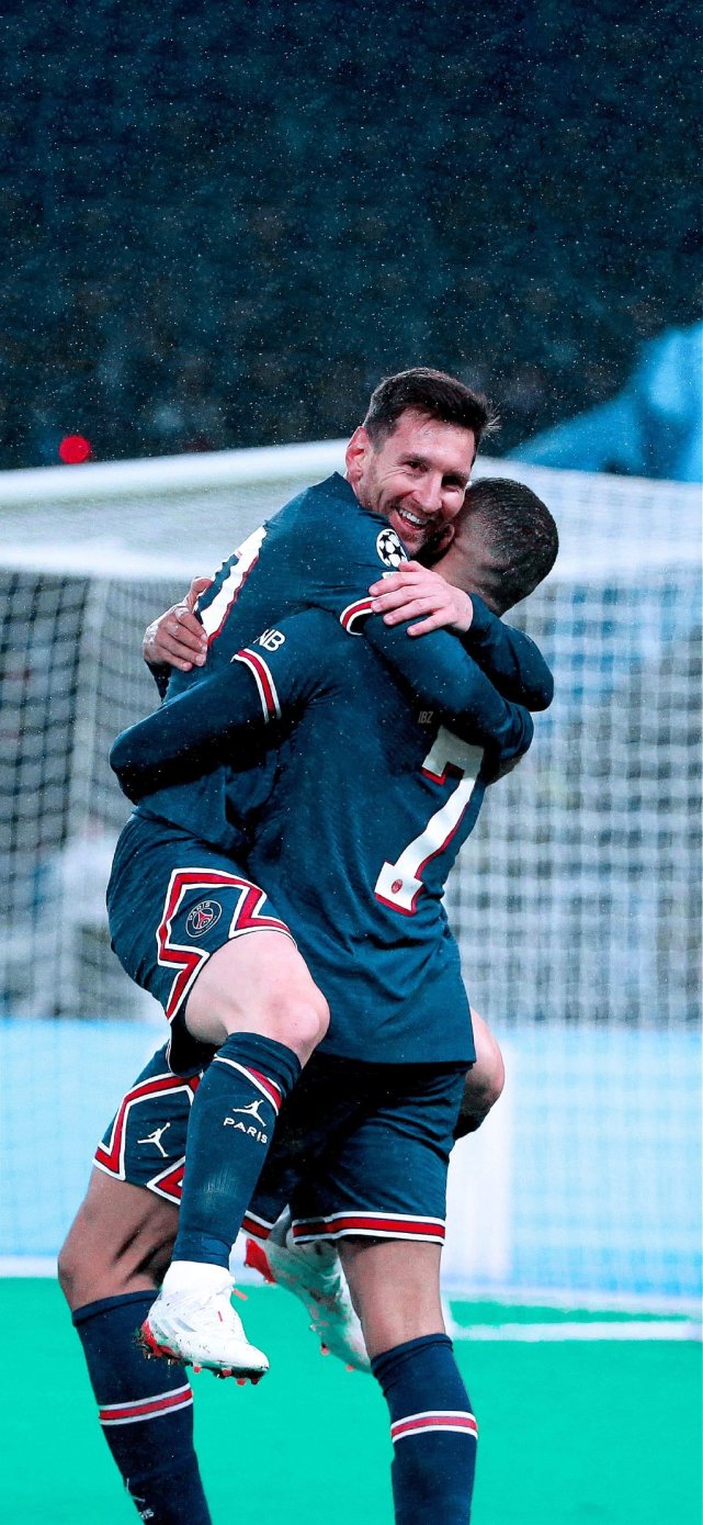 西媒：巴列卡诺球迷大巴在波兰遭50多人蒙面袭击，数人受伤