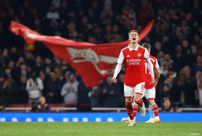 足球报：本土教练担纲国足主帅的可能性大增，邵佳一已报名（足球报：国足主帅更可能由本土教练出任，邵佳一已递交报名）