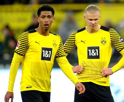 某国脚飞行十小时赶回备战