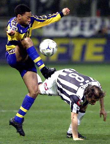 ESPN：奥斯卡曾短暂失去意识，目前正在ICU接受检查