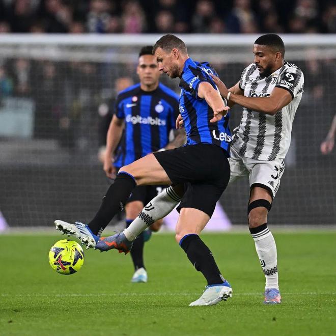 篮球火箭球员赛后接受采访分享心得